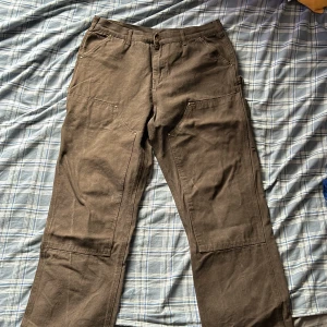 Carhartt byxor  - Carhartt double jeans i jätte bra skick. Knappt använda och med inga tecken av användning. Vid frågor eller funderingar är det bara att skriva.