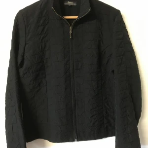 Svart tunn jacka  - Snygg svart jacka storlek L