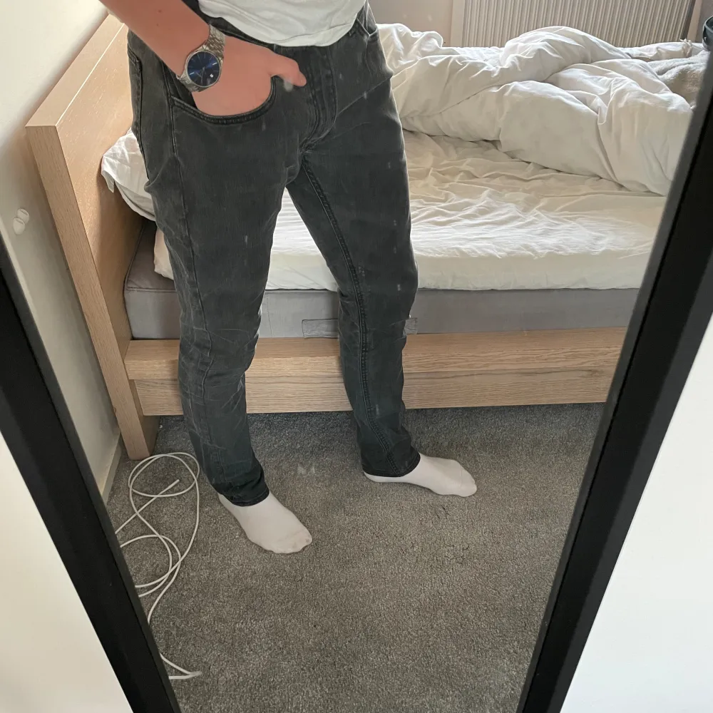 Lee jeans i mörkare grått till salu. Jag är 185 cm och väger 78 kg. Inga defekter och tveka inte vid frågor❗️ . Jeans & Byxor.