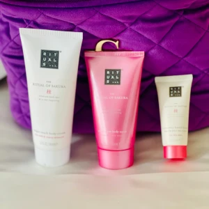 Rituals of Sakura Body Cream/ Body Scrub/Handkräm Cherry Blossom (körsbärs doft) - Nytt Paket med Rituals Set/Paket innehåll: 100mk Magic Touch Body Cream (Cherry Blossom) 1 st Pearlescent Bodyscrub 70 ml, (Bamboo & Cherry Blossom) 1st Rituals of Sakura Recovery Hand Balm 20 ml (Cheery Blossom)