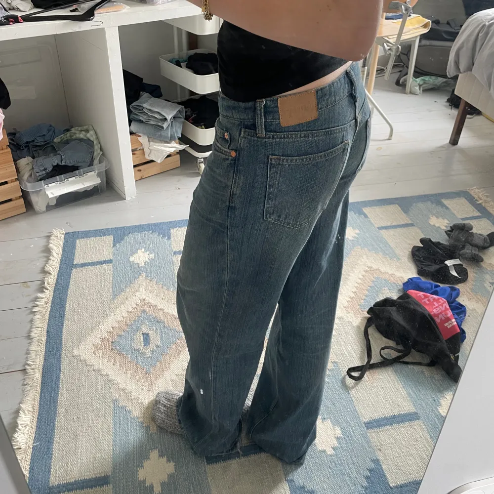 Säljer mina weekday jeans eftersom dem inte kommit till användning lika mycket som jag hoppats. Köpte dem i butik och sen dess har dem bara vart användna ca 6 gånger.  Ingenting fel på dem förutom lite slitet i ändarna💕  Style: ample low loose jeans . Jeans & Byxor.