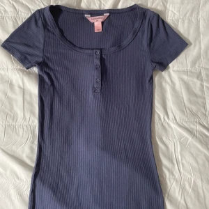 Hunkemöller tröja  - Säljer denna topp från hunkemöller i toppskick, säljer då den tyvärr inte kommer till användning av mig. Den är i storlek 2xs men sitter även bra som xs och s. 