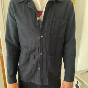 A days march overshirt  - Sparsamt använd overshirt från a days march i mycket fint skick. Köpt sommaren 2023. Nypris 1200