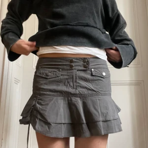 Kjol - Kjol med låg midja och volanger Midjemått: 79cm Jättebra skick⭐️⭐️⭐️