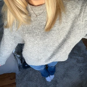 Stickad tröja - Säljer denna assnygga stickade tröja från Zara då jag inte använder den längre💕den är i använt skick😇