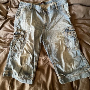 y2k jorts  - skitsnygga jorts, säljer då dom ej har kommit till användning! skriv om ni har frågor eller vill ha fler bilder! 💕💕