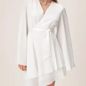 Säljer min helt oanvända vita Adoore klänning 💕 perfekt till studenten eller bara nu i sommar ☀️ ställ gärna frågor om du undrar över något 🩷prisförslag?