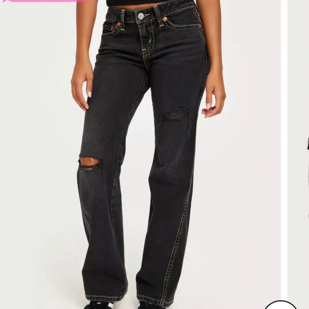Superfina lowwaist bootcut jeans från Levi’s! Använda fåtal gånger och är i nyskick. Storlek w27/L32! Nypris ca 1500kr, mitt pris 800 pris kan diskuteras 🥰. Jeans & Byxor.