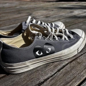 Converse/comme des garçons - Inte så använda men det syns lite på dem att de används. Här kan du också få lådan till, men frakten blir dyrare.