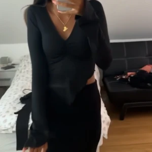 Svart top🖤 - Skit snygg svart top🖤 knappt använd och i väldigt bra skick🖤 skriv privat för frågor (Kolla gärna min profil har väldigt mycket uppe, pris går även att diskutera)🩵