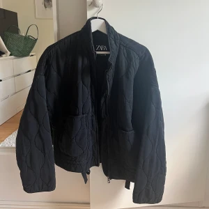 Jacka från Zara  - Säljer denna quiltade jacka från Zara. Aldrig använd. Storlek M. Köpt för 859kr, säljer för 450kr☺️