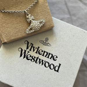 Vivienne Weatwood halsband i jätte bra skick, knappast använd Silver Boxen, papper, allt finns med  