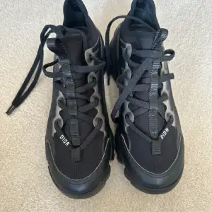 Svarta sneakers i storlek 37/38 Skorna är inte äkta. Endast använda en gång, säljs då dem är förstora för mig. Nypris 1500 Fler bilder kan skickas  Knappt använda Max 2 ggr. 