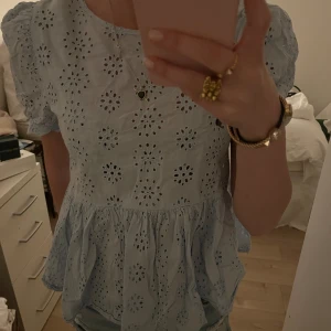 Blus - Blå hålbroderad blus från new look🩵