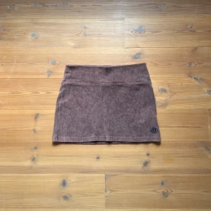 ribbad kjol - Kort minikjol från Urban Outfitters, köpt sommaren 2023 men aldrig använd då jag tyckte den var för kort. Mjukt tyg och stretchig, i en superfin färg! 