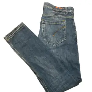 Säljer mina feta dondup jeans i storlek 31 och modell george. Dom är i utmärkt skick och har inga defekter. Skriv om ni har frågor eller funderingar👊🏻💫💯