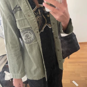 Miltärgrön vår jacka - Säljer min militärgröna vår jacka med detaljer på❤️