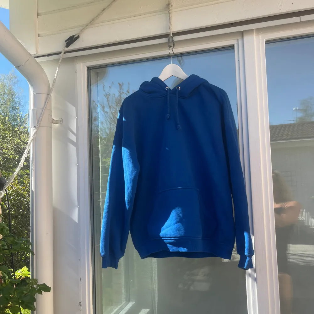 Säljer denna hoodie från bikbok i jättefin blå färg. Finns även matchande blå byxor till.  Strl: s Färg: klar blå Pris (bara hoodie): 80 Pris (set): 140. Hoodies.
