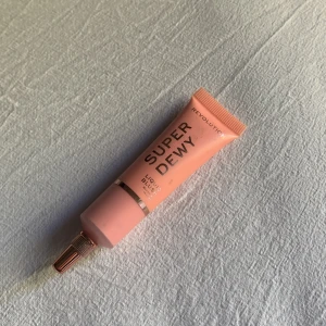 Flytande blush från revolution - Nästan full då den typ aldrig är använd