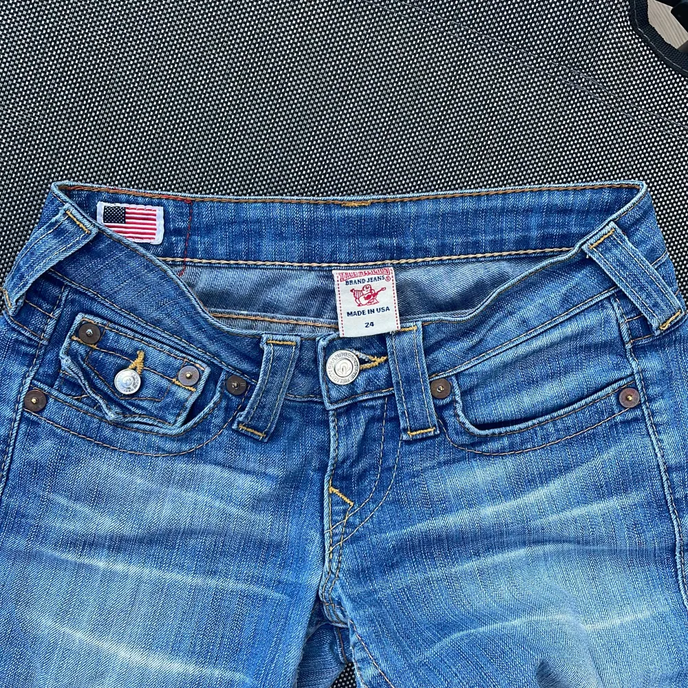 Jättefina True Religion storlek 24. Low waist boot-cut. 💓 . Jeans & Byxor.