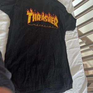 Thrasher t shirt använd 4 gånger ny skick köptes för 500 säljer för 300 strl small - Small 