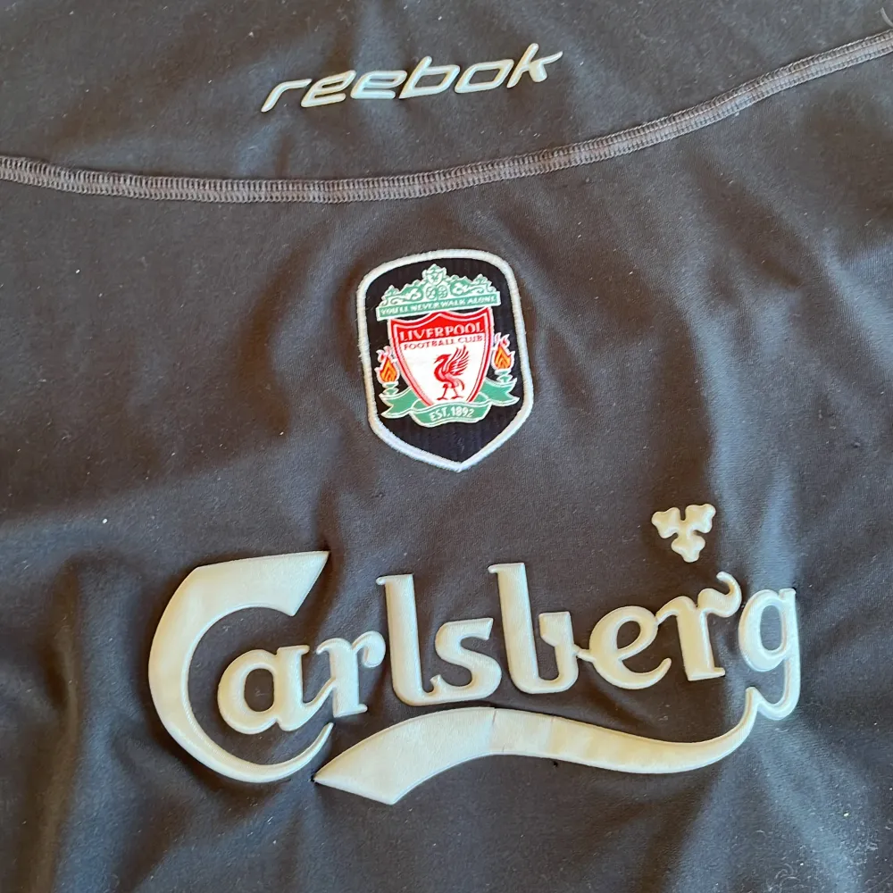 Säljer denna sjukt feta sällsynta Liverpool vintage tröja fr säsongen 2002-2003. Tröjan är i storlek L men skulle säga att den passar M om man föredrar en lite större tröja. Skicket är bra för sin ålder men med tecken på användning visat på bilderna.. Sport & träning.