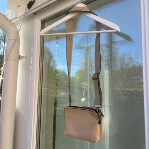 Väska - Säljer denna väska från Gina Tricot  Färg beige Två fack Axelband Pris: 50kr