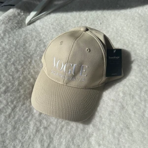 Vogue keps - VOGUE Scandinavia keps, nypris ca 700kr. Aldrig använd, prislappen kvar 🥰