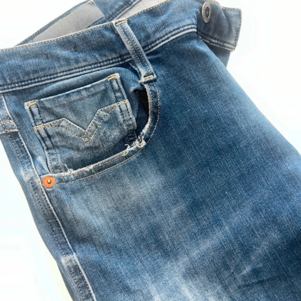 Fina replay anbass hyperflex, storlek w30 L32. Bra skick med lite slitning som gör dom ännu snyggare . Jeans & Byxor.