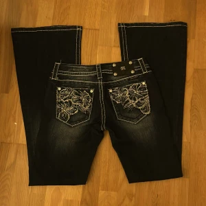 MissMe jeans🩷 - Säljer mina fina missme jeans i perfekt skick som tyvärr inte passade mig och var för stora. Därför kan jag inte heller skicka bild med dem på eftersom det inte kommer synas bra hur de egentligen ska sitta . Midja 37cm, Innerben 85m, ytterben 106cm. 