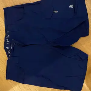 Marinblå shorts storlek 38 superbra skick  