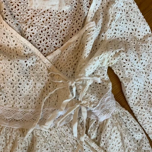 Odd molly topp - Så gullig omlottopp från Odd Molly. Perfekt till sommaren. Söta spetsdetaljer och rosetter. 3/4 arm!