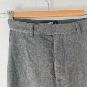 Kostymbyxor  - Grå kostymbyxor från PULL&BEAR.  Jag är 155 cm och de är för långa på mig. Helt oanvända!
