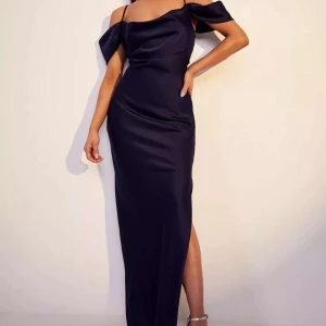 Mörkblå satin klänning  - Säljer min jättefina mörkblåa satin klänning som passar jättebra till bal, fest osv.❤️ säljer den då den inte passar mig längre🩷 pris kan diskuteras!!🩷🩷