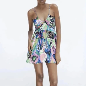 Zara klänning -  zara klänning som inte kommit till användning, hör av er för fler bilder. Helst slutsåld och väldigt populär 💘