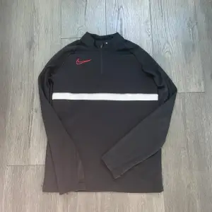 Nike dri fit tröja i storlek L (147-158) 