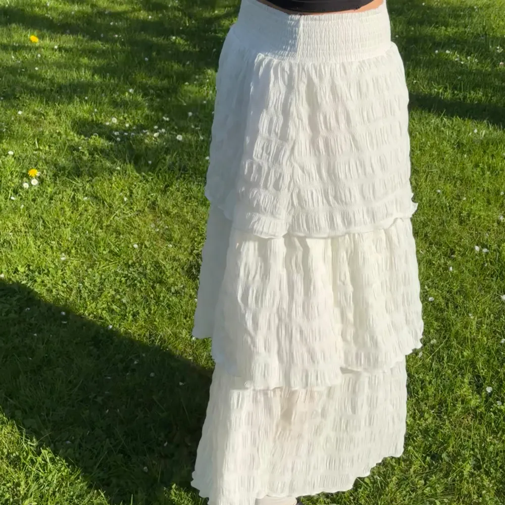 Supersöt lång vit kjol med volanger som tyvärr aldrig kommit till användning🩷 Helt perfekt nu till sommaren. Kjolar.
