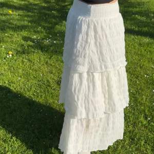Supersöt lång vit kjol med volanger som tyvärr aldrig kommit till användning🩷 Helt perfekt nu till sommaren