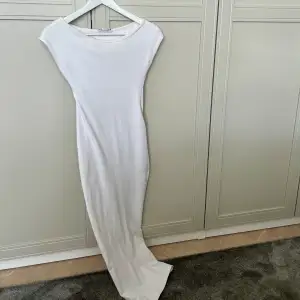 Så fin lång tajt klänning från zara! Köptes förra sommaren och finns inte att köpa längre, bra skick!💓(frakt tillkommer)