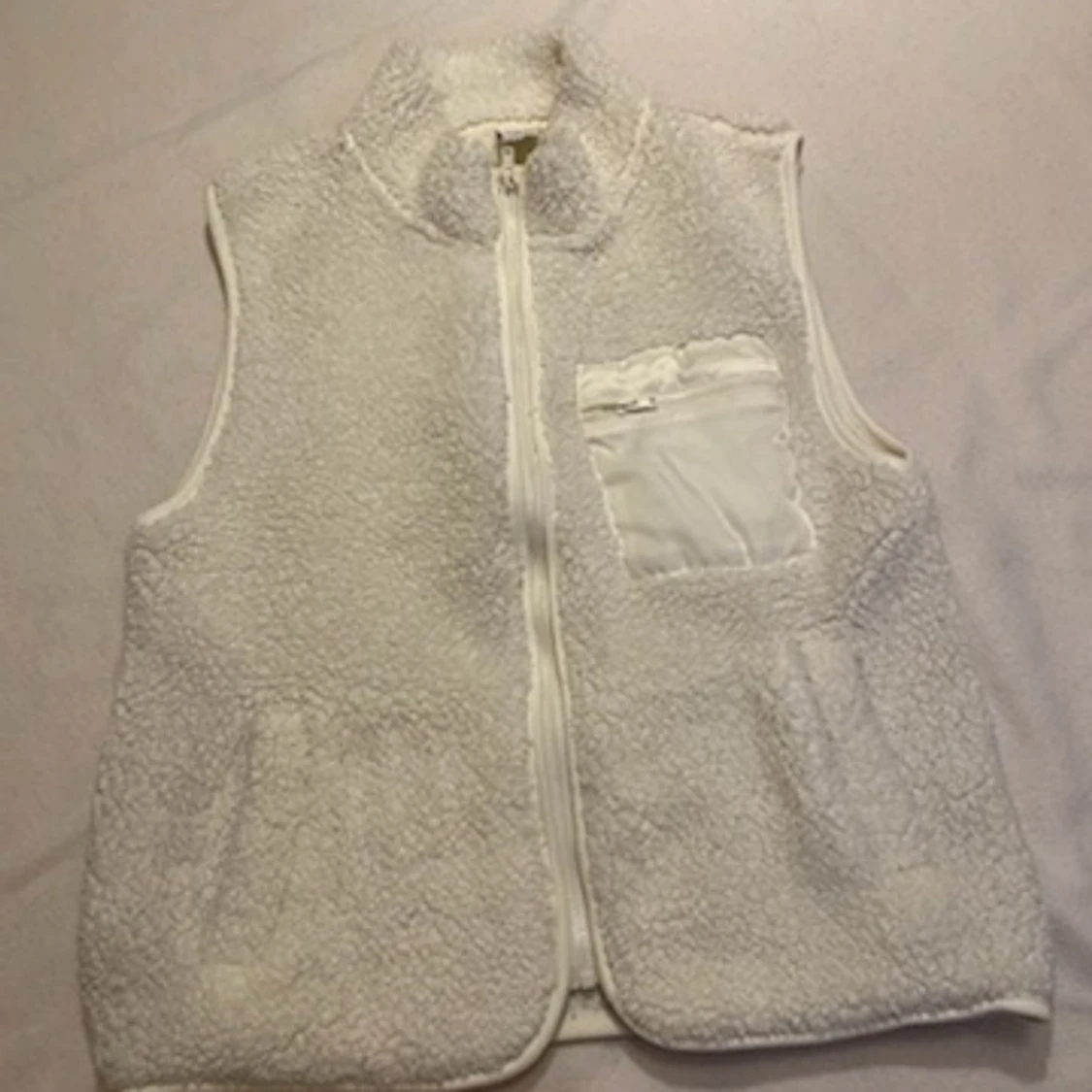 Vit lurvig flisväst
