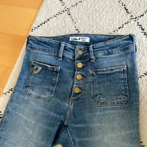 Super coola och unika Lois jeans med snyggaste detaljerna!!💙💙De är använda Max 5 gånger och har inga deffekter! De är i storlek 26 midja och 32 i längden. De är bootcut🥰