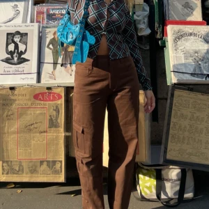 Bruna cargobyxor - Säljer dessa helt utsålda cargobyxor från bBrbara Kristoferssons kollektion med Na-Kd då de blivit för stora för mig. Nyskick!