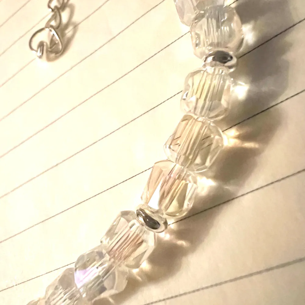 Armband med transparenta pärlor och silver detaljer. Accessoarer.