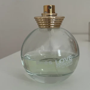 Parfym - Bies love forever parfym som inte kommer till användning. Den är i 100 ml men det är ungefär 50 ml kvar. Kontakta vid fler frågor! 🫶🏻😊