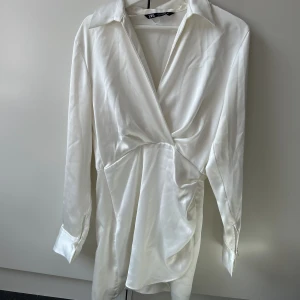 Zara klänning - Super fin klänning till studenten exempelvis eller midsommar. Används fåtal gånger. Säljer för 200kr. 