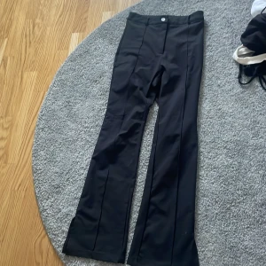 kostymbyxor - snygga bootcut kostymbyxor, aldrig använda. I storlek 158 men skulle säga passar XS oxå, köptes för 149 kr typ säljes för 99