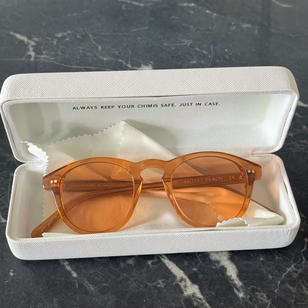 Solglasögon från Chimi i färgen Peach, modell #002, aldrig använda! Färgen är mer persiko färgad än rosa💞. Accessoarer.