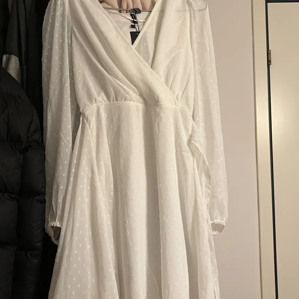 En vit klänning helt ny från vero moda, aldrig använt. perfekt till studenten och fin till sommaren, man kan knyta o justera lite själv. kan visa på privat pris går att diskutera helt ny för 500kr. Klänningar.