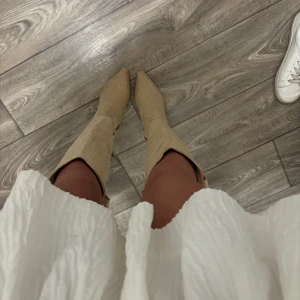 Beiga boots  - Så snygga och bekväma boots till i sommar. Säljer då dem är för små för mig, har därför aldrig använt dem utan bara provat!