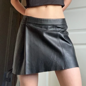 Skinnkjol -  Så snygg svart skinnkjol i äkta läder! Kjolen passar verkligen så bra till allt och håller länge med tanke på att det är läder. Köpt för runt 4000 från märket Leather By Next och säljer för 1000kr eller högst bud!Nyttskick (har endast använt 1 gång🥂